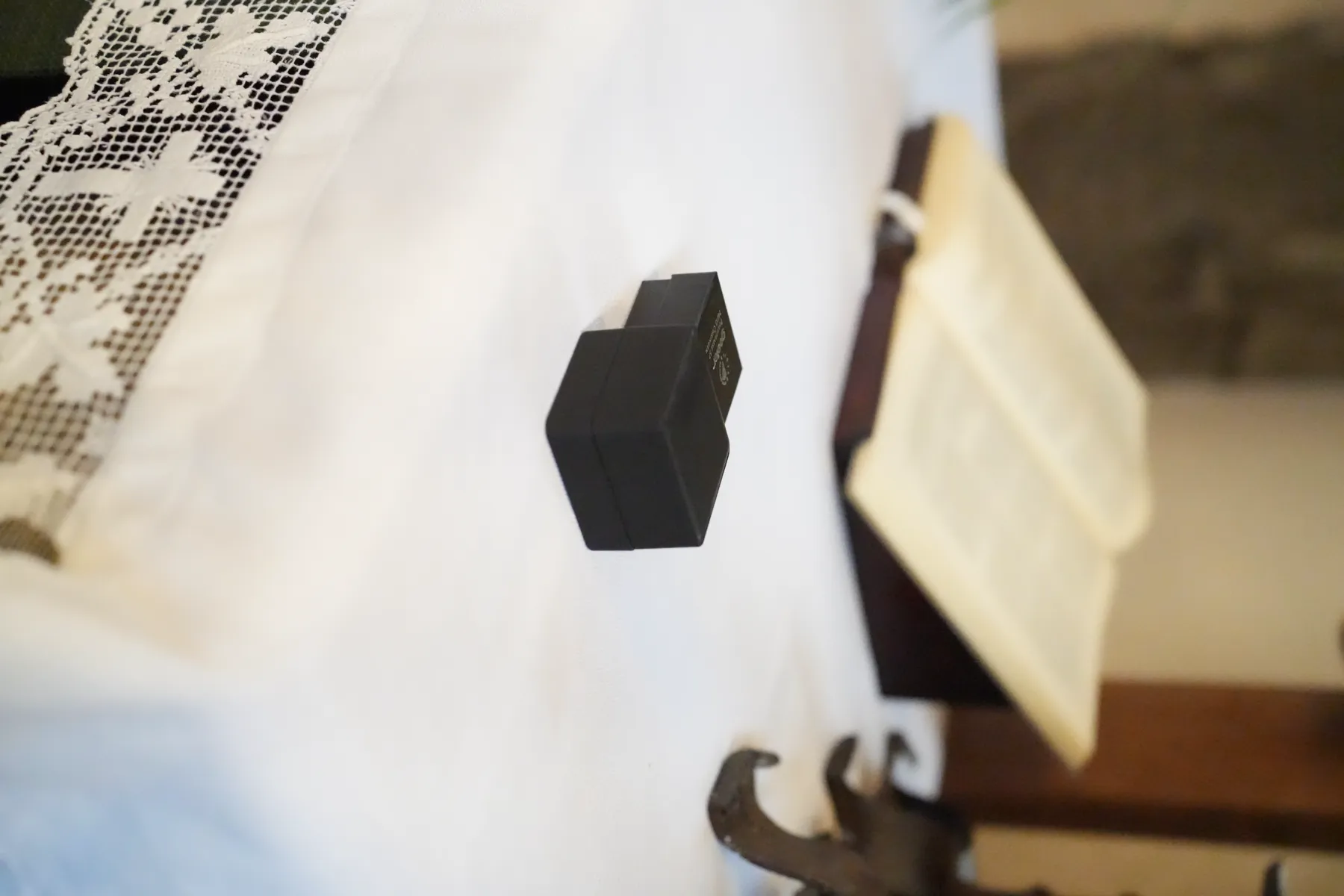 Ein Ringetui liegt auf einem Tisch neben einer geöffneten Bibel.