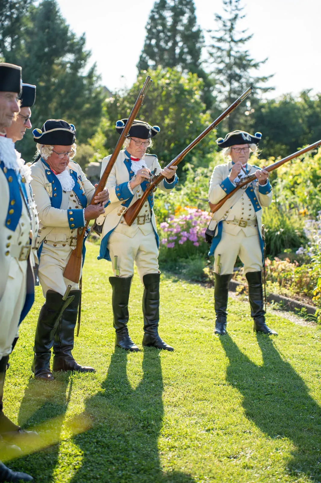 Die Gardisten laden ihre Musketen auf dem Rasen nach.