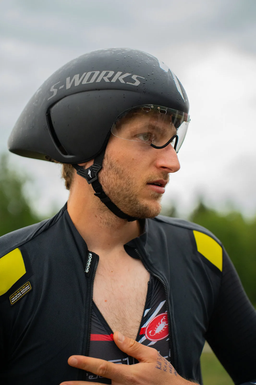 Portrait eines Radsportlers mit Zeitfahrhelm und Visier vor dem Start.